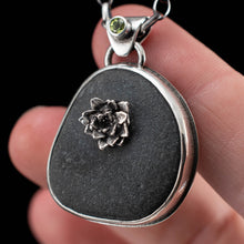 Load image into Gallery viewer, Succulent and River Stone