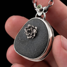 Load image into Gallery viewer, Succulent and River Stone