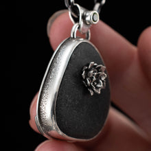 Load image into Gallery viewer, Succulent and River Stone